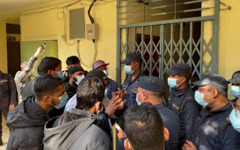 चिकित्सा शिक्षा आयोगमा विद्यार्थीले लगाए ताला, प्रहरीको 'स्कर्टिङ'मा निस्किए डा गिरी 